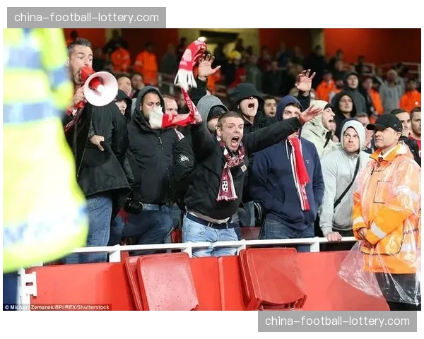 科隆检察院就此前球迷大规模冲突事件提起公诉，12人被指控