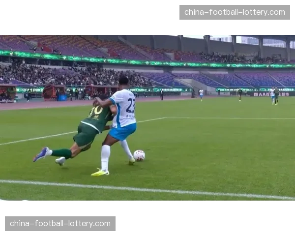 VAR介入，主裁回看录像后取消深圳队点球判罚